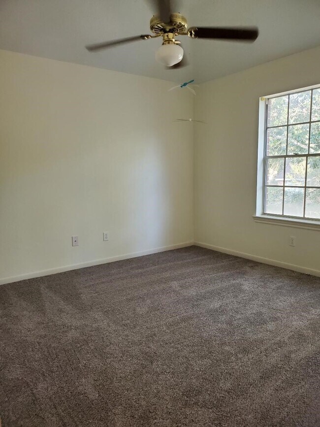 Building Photo - 7211 N Hearthstone Green Dr