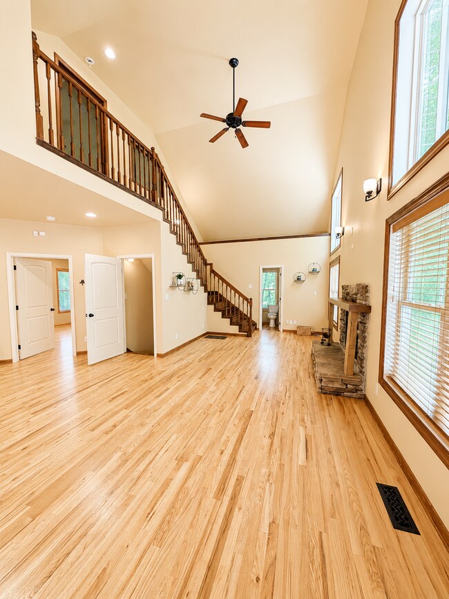 Building Photo - Secluded Mountain Home!