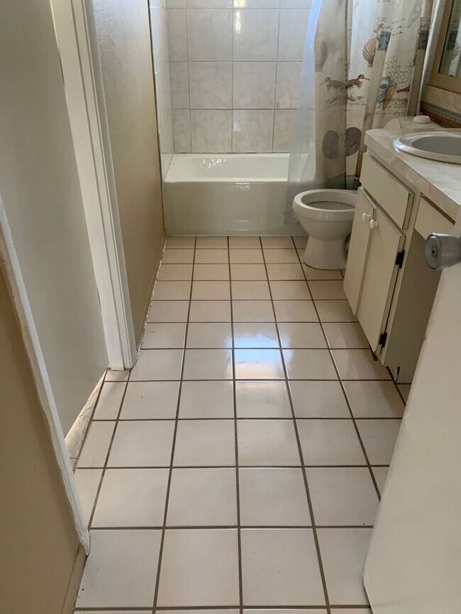 Building Photo - 4/2 Home conveniently located in Sarasota near Beaches, Jungle Gardens, Airport & Downtown!
