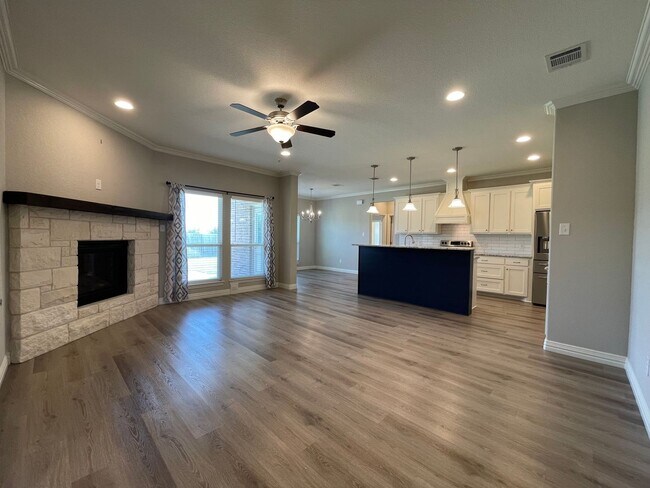 Building Photo - AVAILABLE NOW 3 BEDROOM 2 BATH WITH OFFICE...