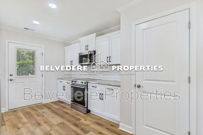 Building Photo - 2322 Fernwood Dr