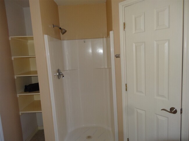 Building Photo - 34602 Lake Side Dr