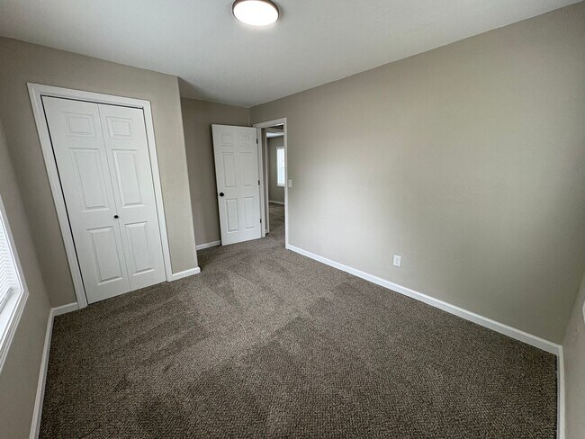 Building Photo - Don’t miss this opportunity! A Stylish Updated 4 Bedroom Home That’s Ready for You to Move Right In!