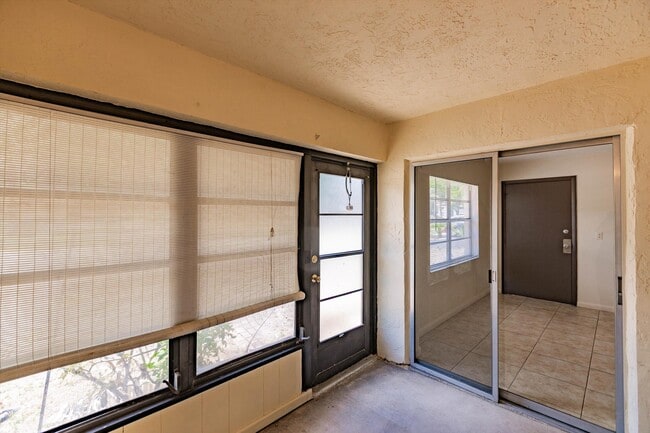 Building Photo - 5029 Rose Hill Dr
