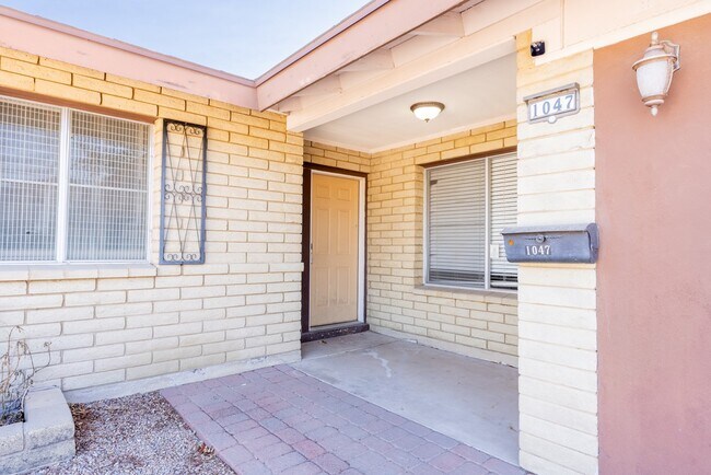 Building Photo - 1047 E Alameda Dr