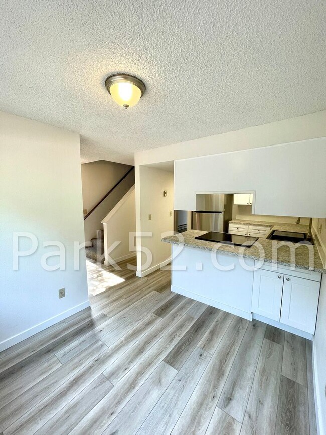 Building Photo - Remodeled 2 Bedroom Townhome!
