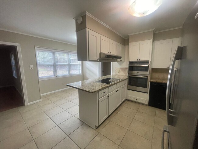 Building Photo - Country Feel In The City! A Must See!