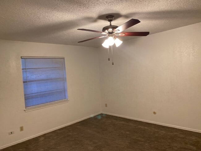 Building Photo - Cozy duplex 2/2/1 in Fort Worth