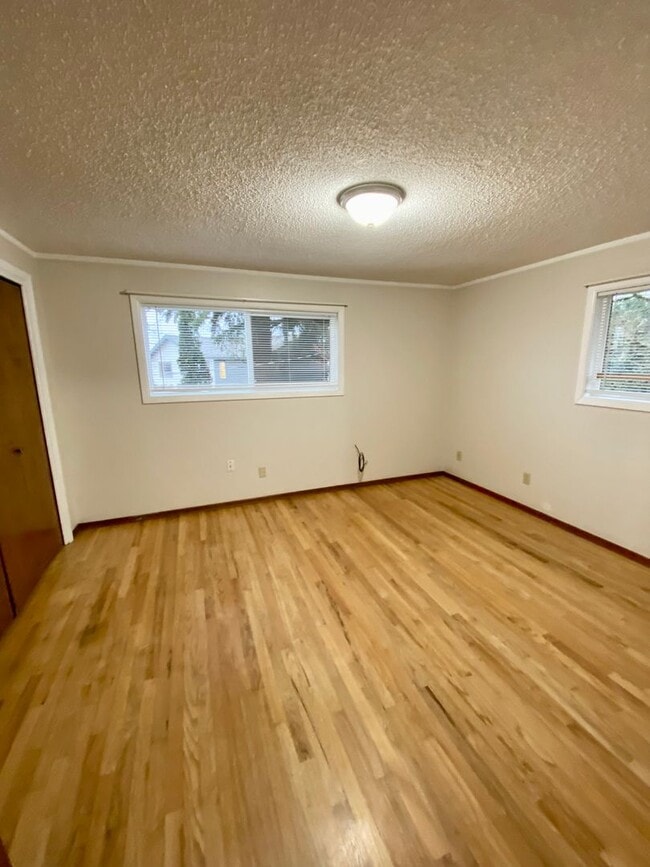 Building Photo - Large 3 Bedroom Split-Level Home With Office!