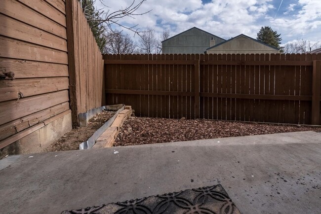 Building Photo - Spacious 3 Bedroom, 3 Bathroom Willowbrook Condo in Gunbarrel