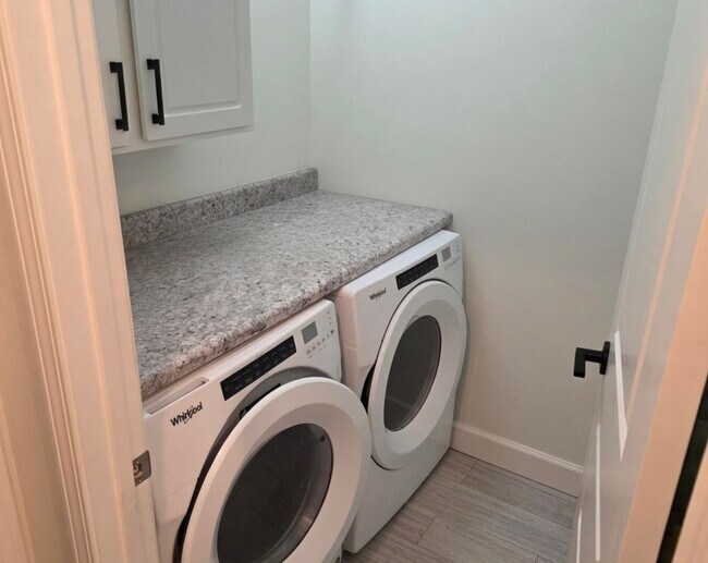 Building Photo - 3 Bed Updated Condo