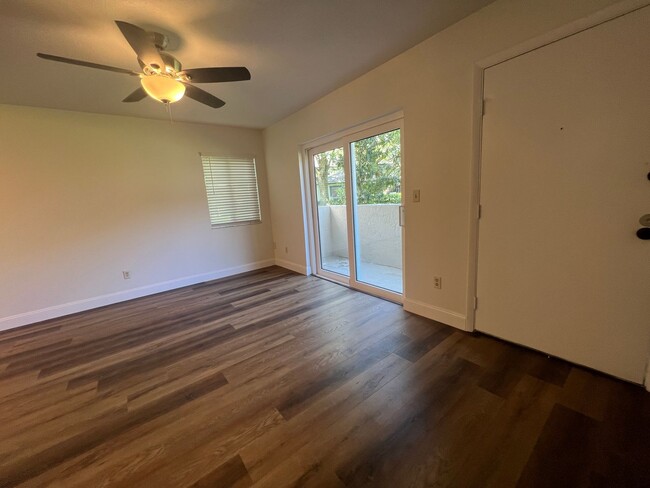 Building Photo - NEWLY 2/1.5 UPDATED Clearwater townhome/condo