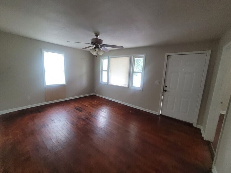 Building Photo - 121 Linn St