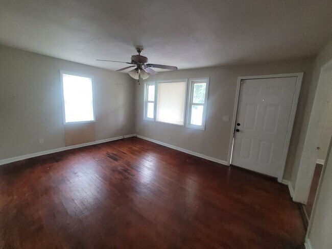 Building Photo - 121 Linn St