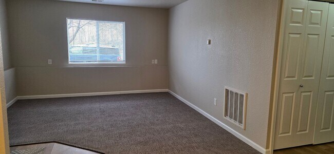 Building Photo - 200 Country West Rd