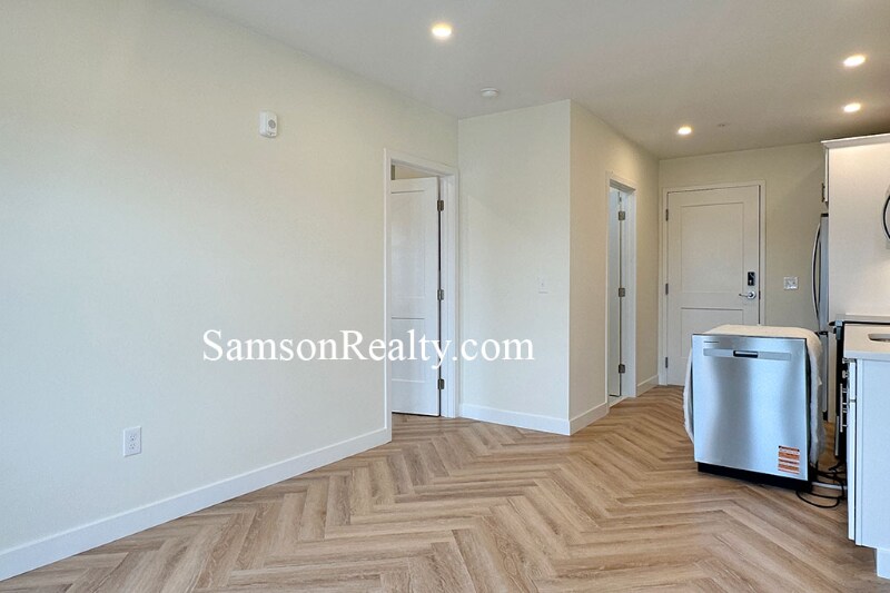 Building Photo - 381 Wickenden St