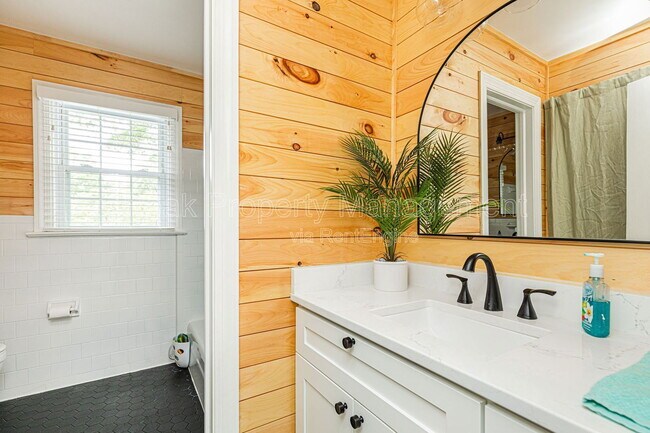 Building Photo - 9133 Robin Ridge Dr