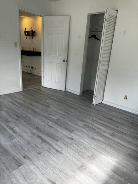 Building Photo - 5140 NE 3rd Ave