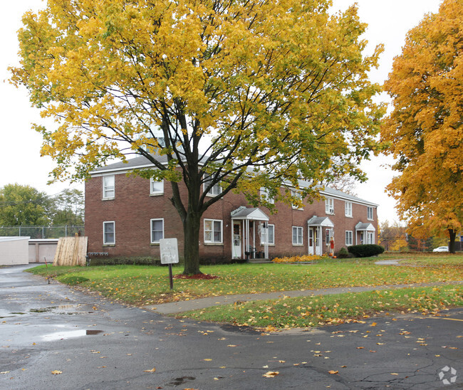 Building Photo - Maple Pine Manor