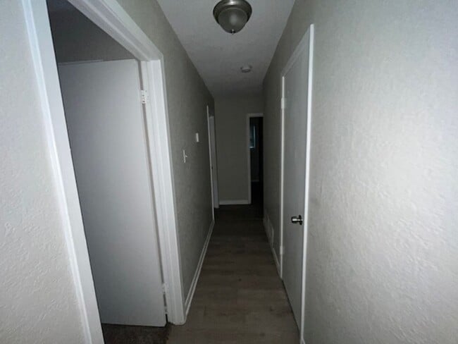 Building Photo - 2506 Hidden Valley Dr