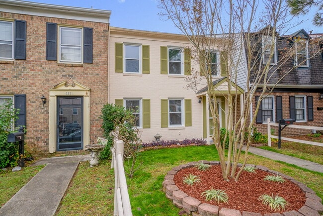 Building Photo - 5213 Clover Hill Dr