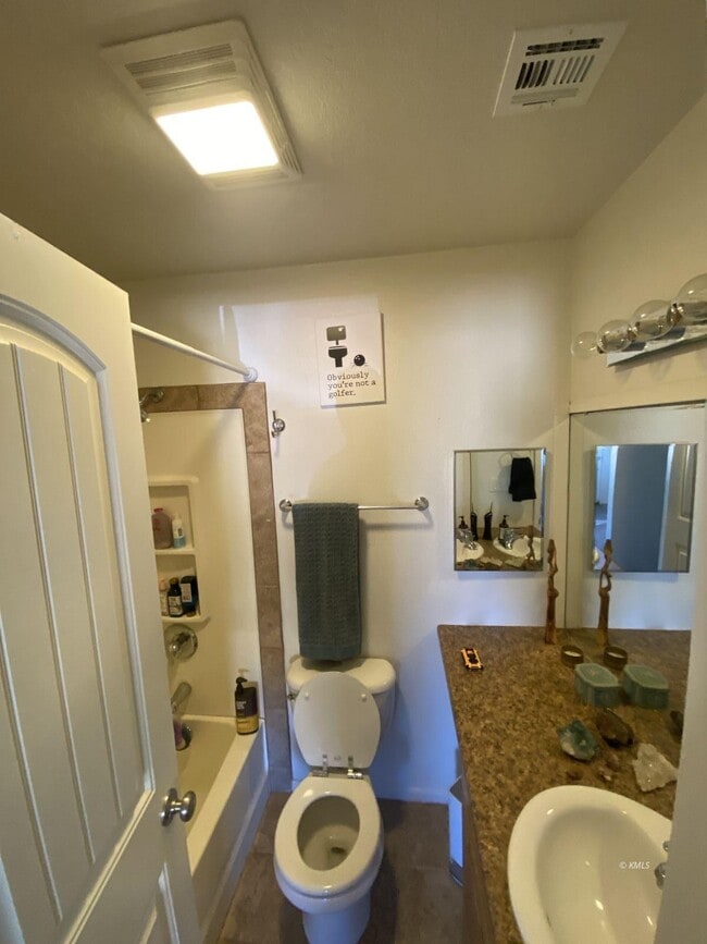 Building Photo - 941 W Chamberlain Dr