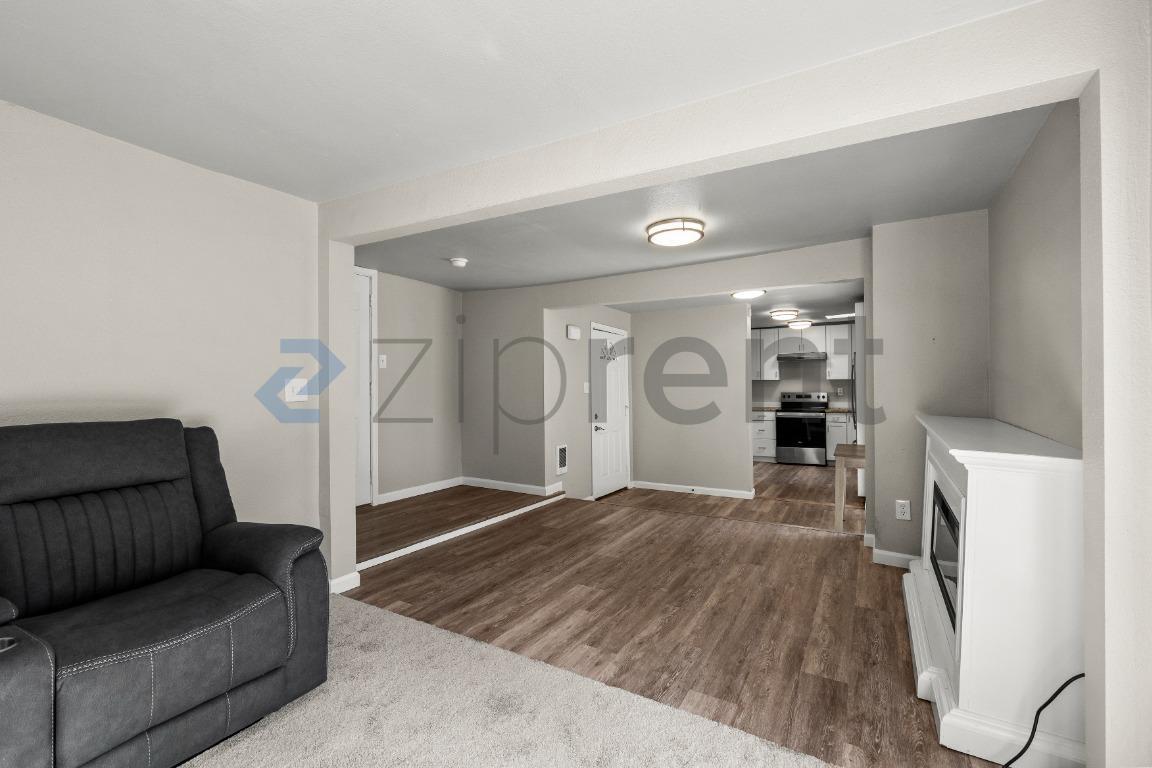 Building Photo - Unit B