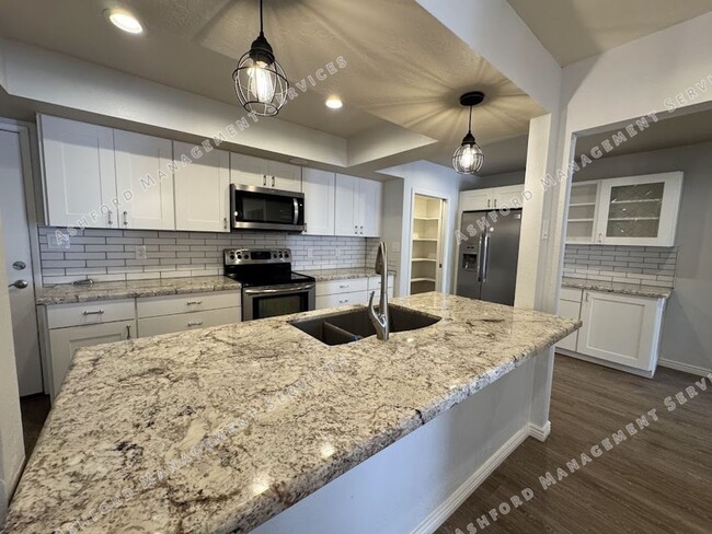 Building Photo - BEAUTIFUL 3 BEDROOM 2.5 BATHROOM HOME IN S...