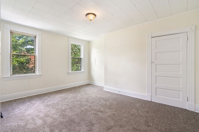 Building Photo - Spacious 4 Bed, 1 Bath Home w/ Bonus Rooms, Off-Street Parking - Available Now in Sheraden!