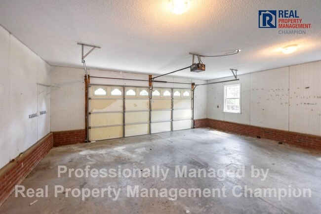 Building Photo - Vintage 3 Bedroom 2 Bathroom in the covete...