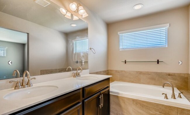Building Photo - LOVELY 4-BEDROOM TOWNHOUSE IN WALKABLE SW LONGMONT NEIGHBORHOOD