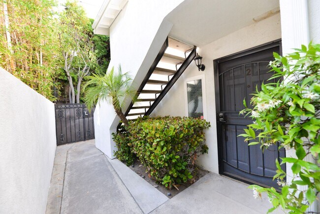 Building Photo - 242 W Mariposa