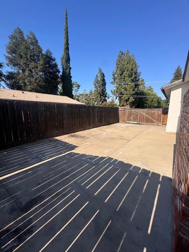 Building Photo - Charming 3 Bed/ 2 Bath Home in Clovis