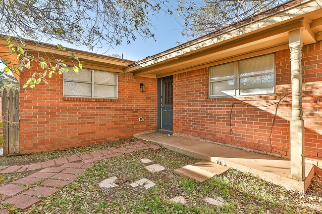 Building Photo - Sleek South Loop Duplex | Updated 2-bed with Garage