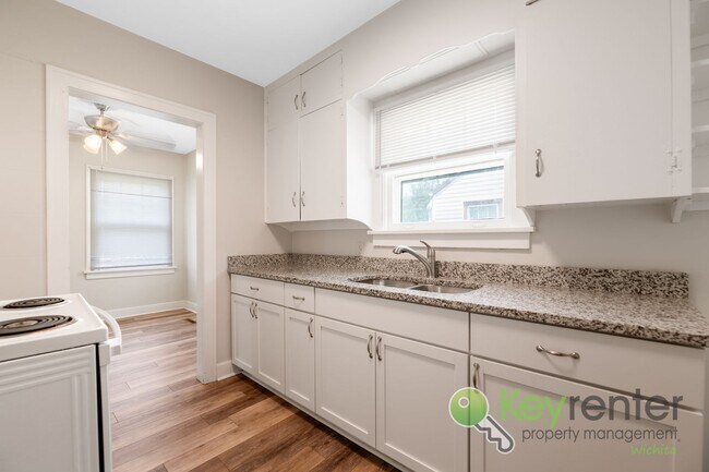 Building Photo - 3 Bed 1 Bath In Quiet Neighborhood