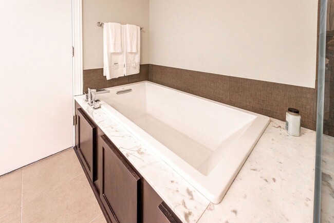 Building Photo - Furnished Downtown 2 BD in Short North! Sa...