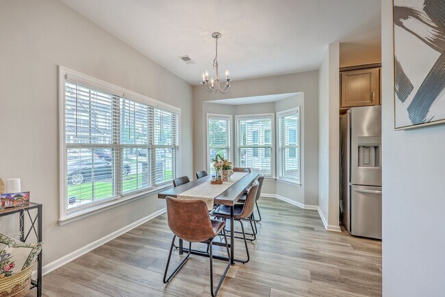 Building Photo - Spacious End-Unit Townhome with Modern Com...