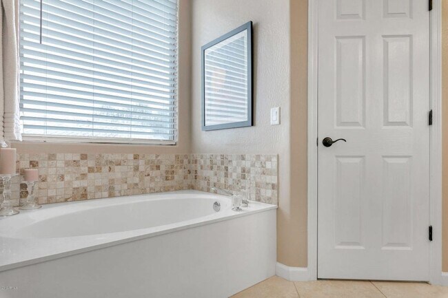 Building Photo - Nice Chandler home with Sparkling Swimming...