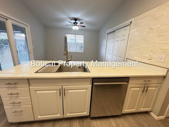 Building Photo - 2319 Blue Haven Ln