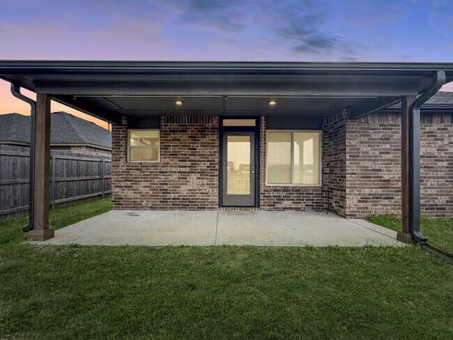 Building Photo - Stunning New Construction in Broken Arrow!
