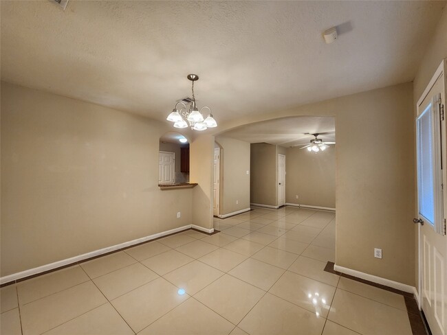 Building Photo - 11111 Valley Kings Dr