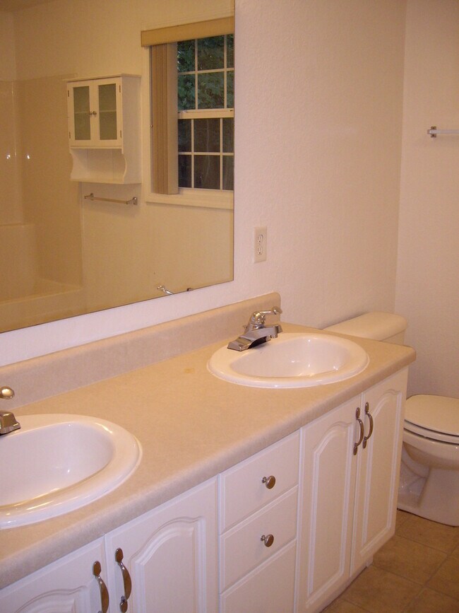 Building Photo - Beautiful 3 Bedroom, 2 Bathroom Home in Un...