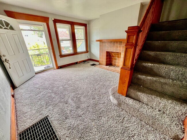 Building Photo - 3 Bed 1.5 Bath- Pittsburgh PA