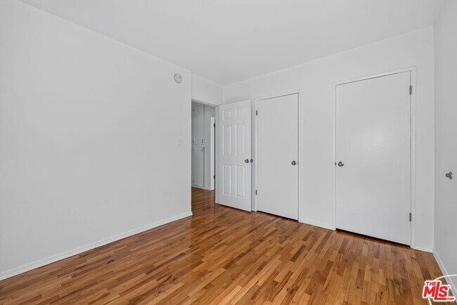 Building Photo - 13553 Moorpark St