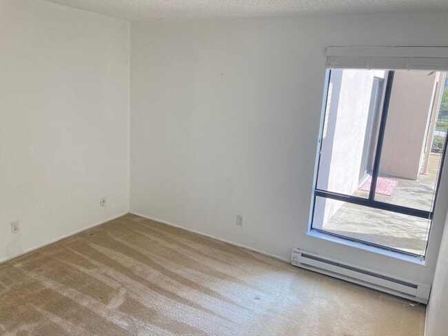 Building Photo - Beautifully renovated - Alternate Entrance from Courtyard - In-unit Storage