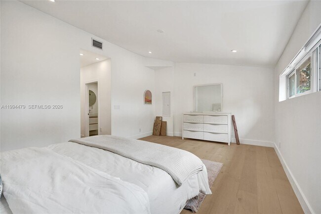 Building Photo - 12478 N Bayshore Dr