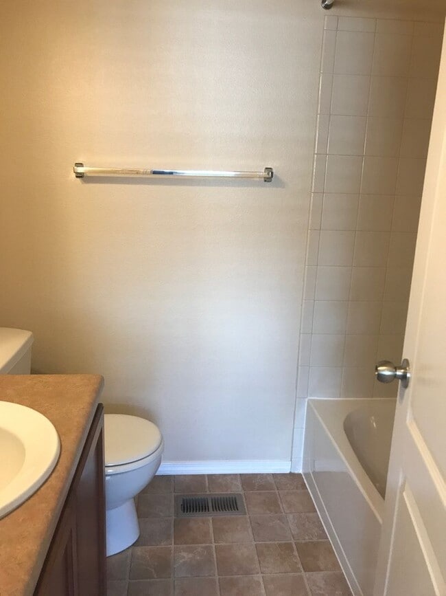 Building Photo - CHARMING 2BD TOWNHOME IN THE VISTAS AT NOR...