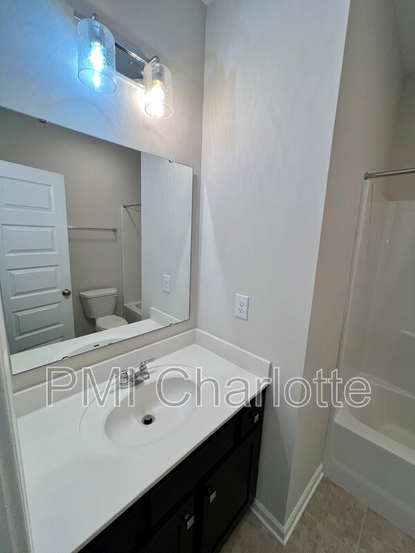 Building Photo - 1135 Overlake Dr