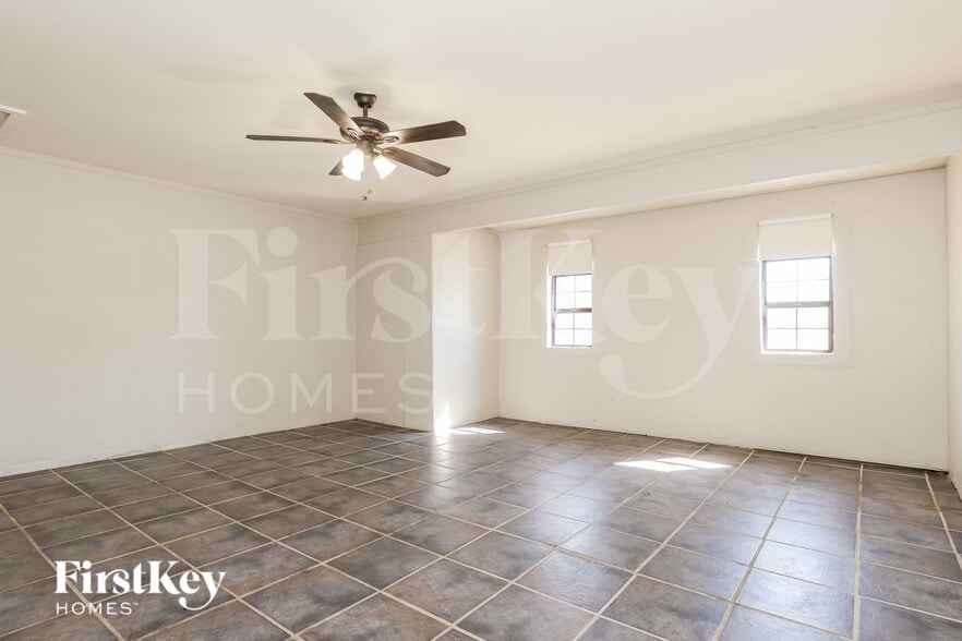 Building Photo - 4924 S Hazelton Ln