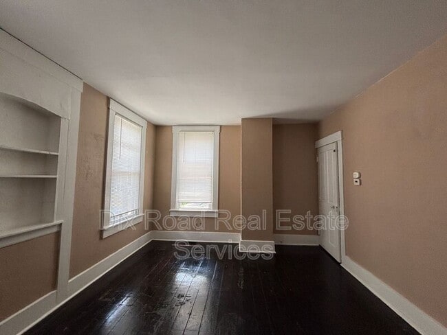 Building Photo - 123 N Miami St